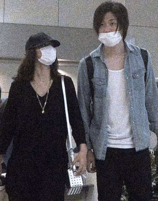 石原里美一家三口首曝光,挽手丈夫似熱戀少女,男方高大帥氣!