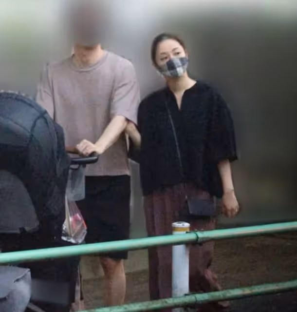 石原里美一家三口首曝光,挽手丈夫似熱戀少女,男方高大帥氣!