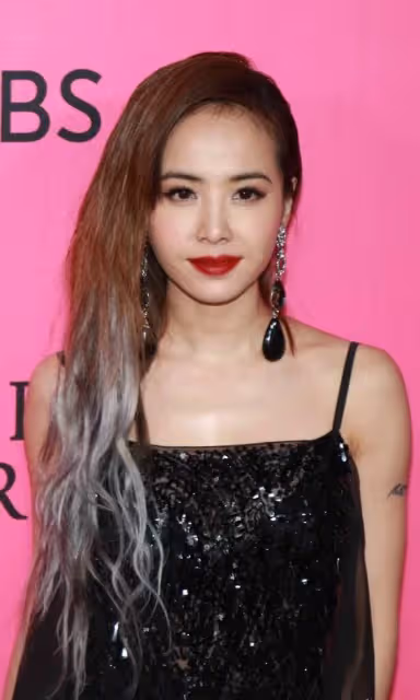 蔡依林好愛「作妖」！一襲紅裙故意露一邊肩膀，一雙美腿超吸睛，網友：看著哪裡只有156