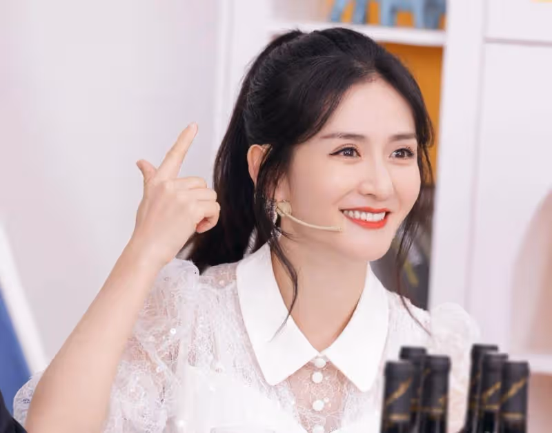 謝娜出鏡首秀賣房子,卻忘記打開美顏,39歲真實顏值認真的?