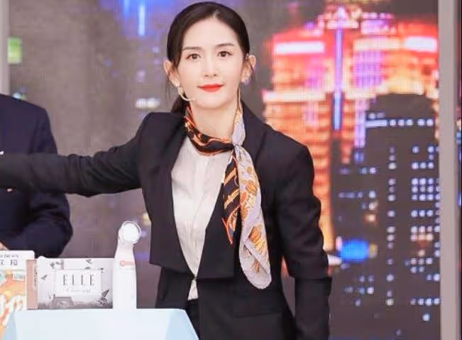 謝娜化身金牌銷售,櫃姐裝扮盡顯時尚幹練,這顏值是認真的嗎?