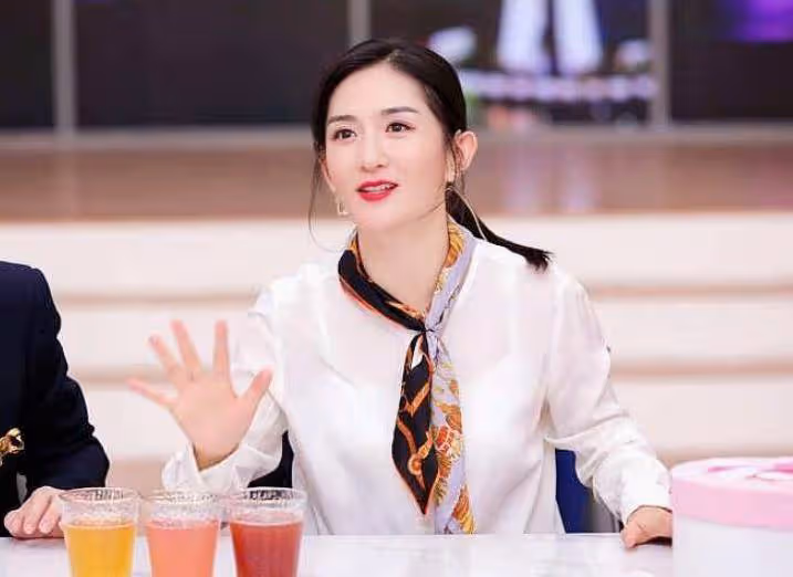 謝娜化身金牌銷售,櫃姐裝扮盡顯時尚幹練,這顏值是認真的嗎?