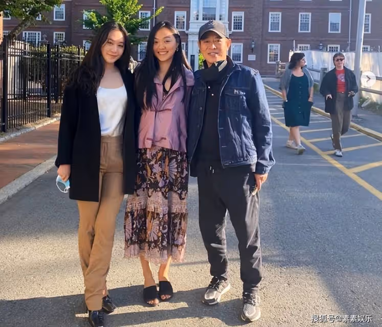 李連杰陪女兒國外逛街,Jada身材火辣,兩姐妹氣質狀態很歐范