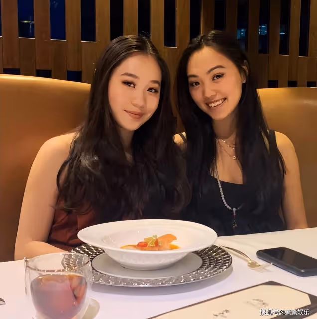 李連杰陪女兒國外逛街,Jada身材火辣,兩姐妹氣質狀態很歐范