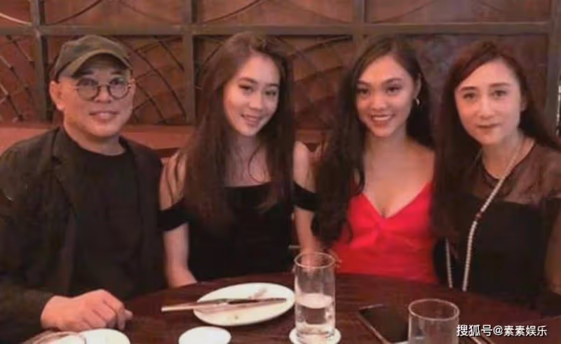 李連杰陪女兒國外逛街,Jada身材火辣,兩姐妹氣質狀態很歐范