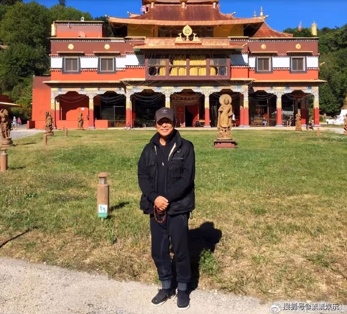 李連杰陪女兒國外逛街,Jada身材火辣,兩姐妹氣質狀態很歐范