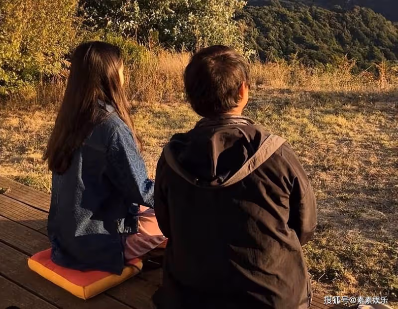 李連杰陪女兒國外逛街,Jada身材火辣,兩姐妹氣質狀態很歐范