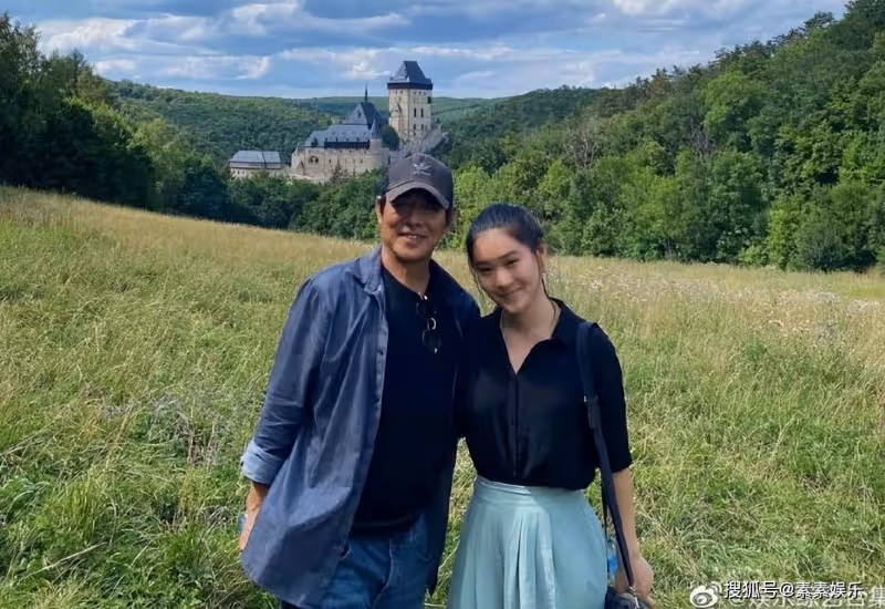 李連杰陪女兒國外逛街,Jada身材火辣,兩姐妹氣質狀態很歐范