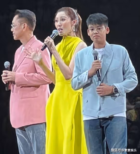 李嘉欣許晉亨夫婦帶兒子出席慈善活動,12歲的許建彤大氣老成