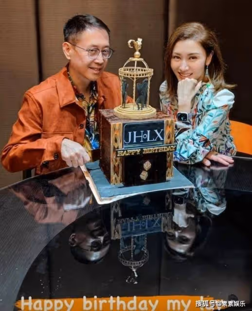 李嘉欣許晉亨夫婦帶兒子出席慈善活動,12歲的許建彤大氣老成