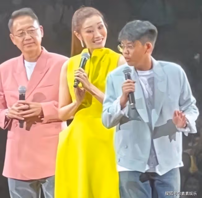 李嘉欣許晉亨夫婦帶兒子出席慈善活動,12歲的許建彤大氣老成