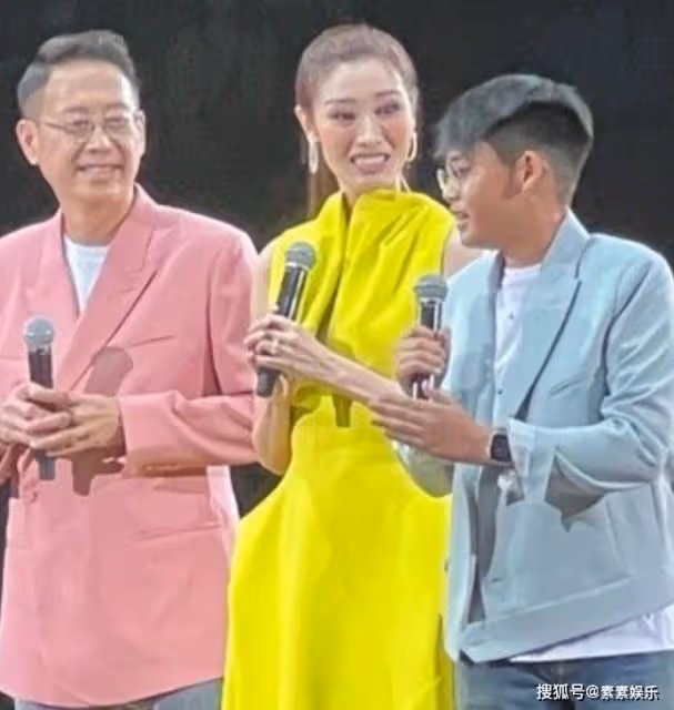 李嘉欣許晉亨夫婦帶兒子出席慈善活動,12歲的許建彤大氣老成