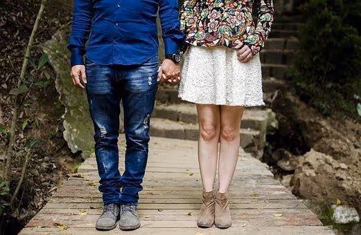 「你老婆真傻,留下陪嫁房成全咱倆」結婚那天我才知道自己多可笑