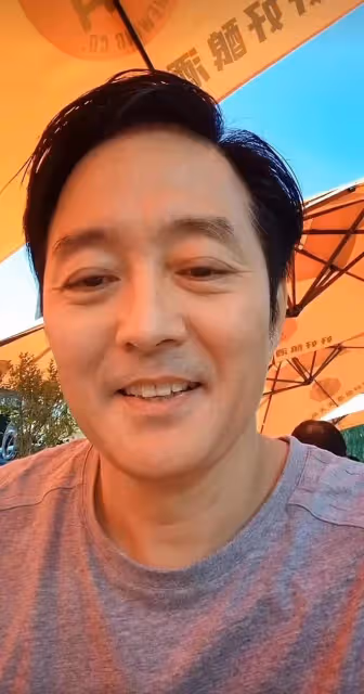 李志希與老友何音聚會,坐2小時地鐵喝35元啤酒,拍合照狀態好