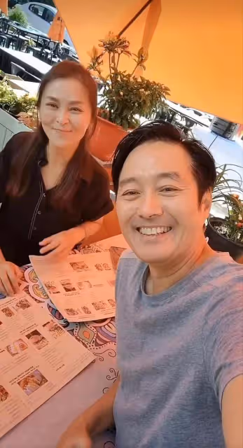 李志希與老友何音聚會,坐2小時地鐵喝35元啤酒,拍合照狀態好