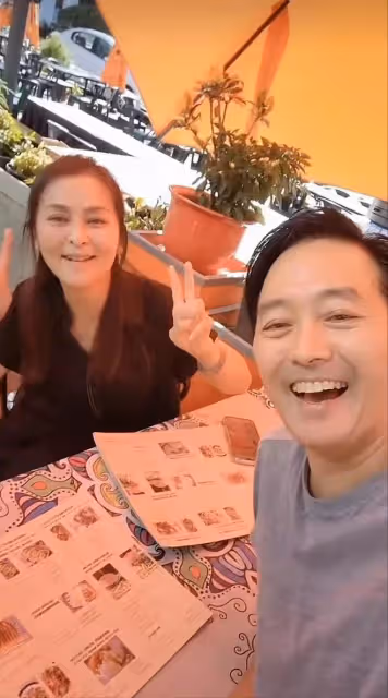 李志希與老友何音聚會,坐2小時地鐵喝35元啤酒,拍合照狀態好
