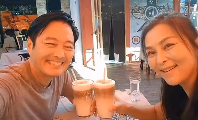 李志希與老友何音聚會,坐2小時地鐵喝35元啤酒,拍合照狀態好