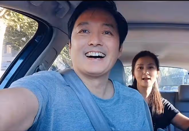 李志希與老友何音聚會,坐2小時地鐵喝35元啤酒,拍合照狀態好