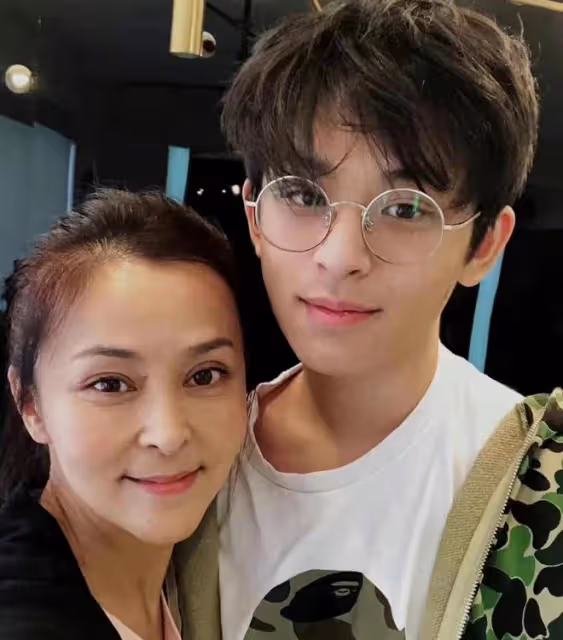 李志希與老友何音聚會,坐2小時地鐵喝35元啤酒,拍合照狀態好