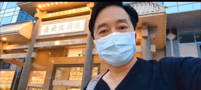 李志希與老友何音聚會,坐2小時地鐵喝35元啤酒,拍合照狀態好