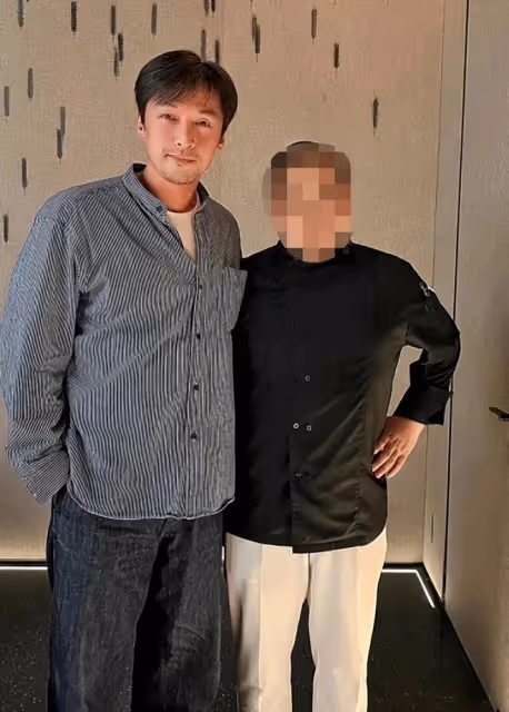 胡歌深夜外出慶生，吃近2000元一塊牛排，臉吃通紅身形發福太壯實