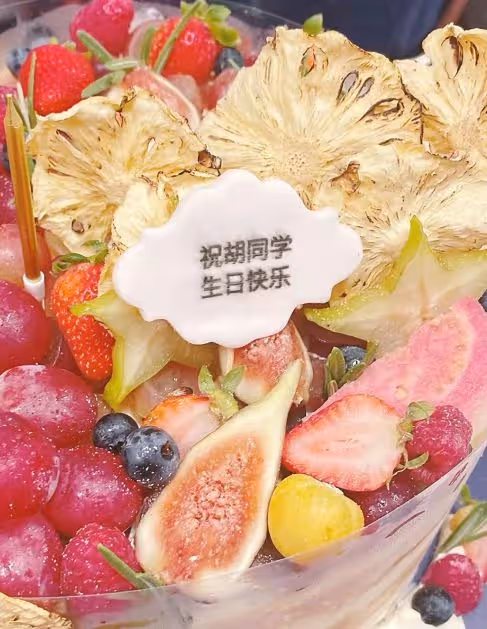 胡歌深夜外出慶生，吃近2000元一塊牛排，臉吃通紅身形發福太壯實