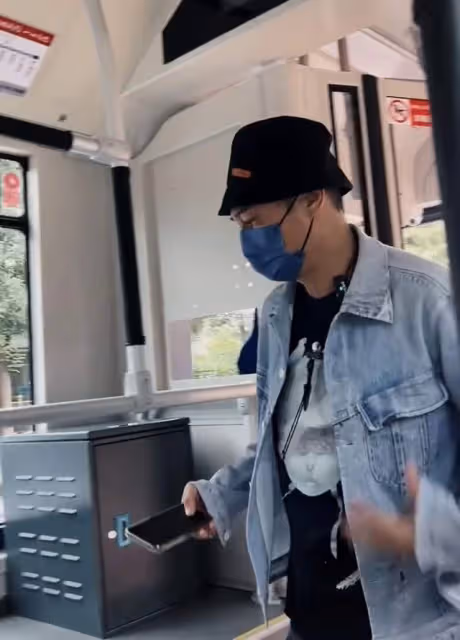 60歲吳鎮宇現身內地搭公交,坐老弱病殘座遭質疑,穿著樸素無人識