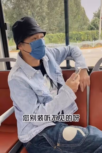 60歲吳鎮宇現身內地搭公交,坐老弱病殘座遭質疑,穿著樸素無人識