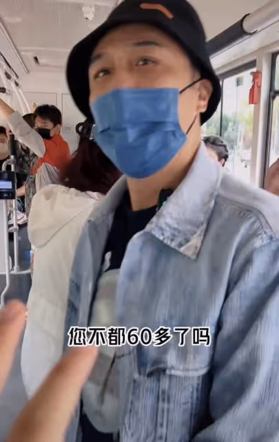 60歲吳鎮宇現身內地搭公交,坐老弱病殘座遭質疑,穿著樸素無人識