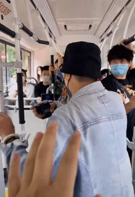 60歲吳鎮宇現身內地搭公交,坐老弱病殘座遭質疑,穿著樸素無人識