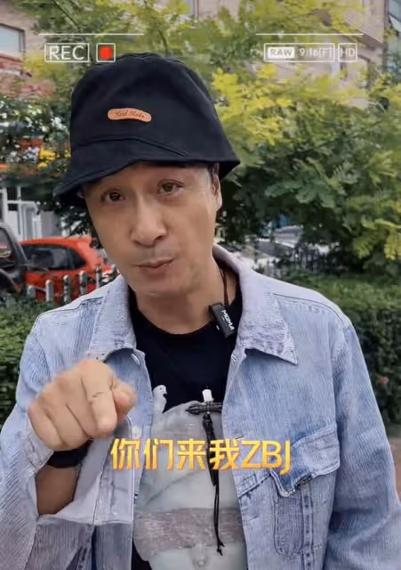 60歲吳鎮宇現身內地搭公交,坐老弱病殘座遭質疑,穿著樸素無人識
