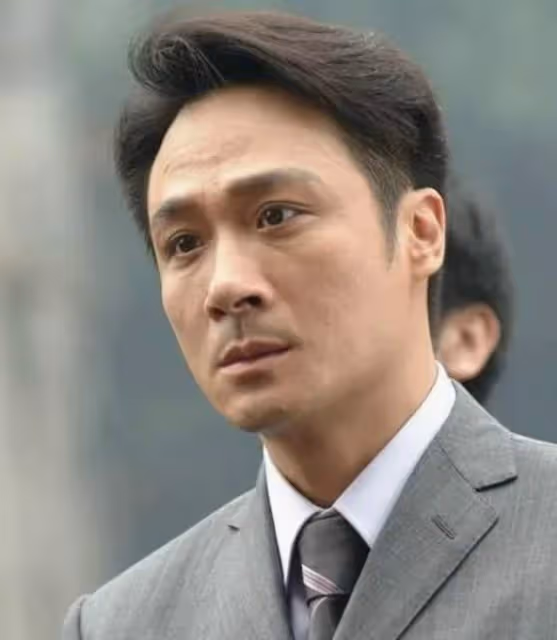 60歲吳鎮宇現身內地搭公交,坐老弱病殘座遭質疑,穿著樸素無人識