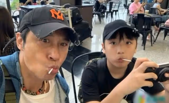 60歲吳鎮宇現身內地搭公交,坐老弱病殘座遭質疑,穿著樸素無人識