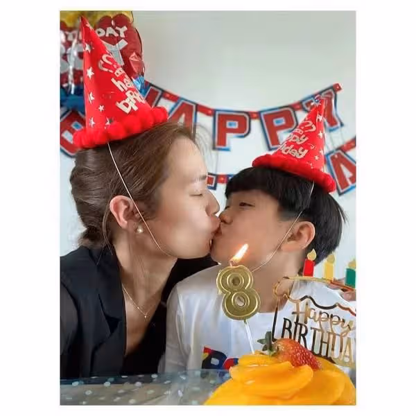 40歲生日獲粉絲斥資7萬應援,TVB單親媽媽與兒子零點溫馨慶生