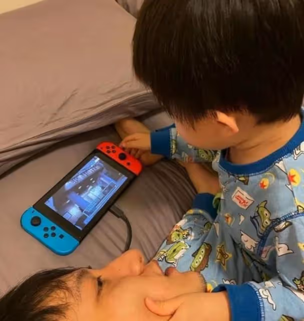 改過自新?香港男星變慈父享受家庭樂,曾涉公眾打鬥兼搞婚外情