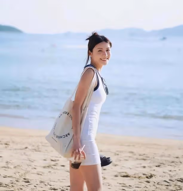 恭喜！香港知名男星與漂亮女友好事將近，高調曬海邊合照配一臉