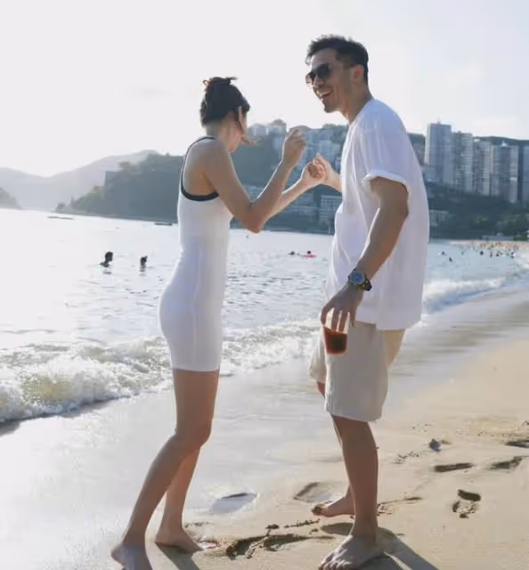 恭喜！香港知名男星與漂亮女友好事將近，高調曬海邊合照配一臉