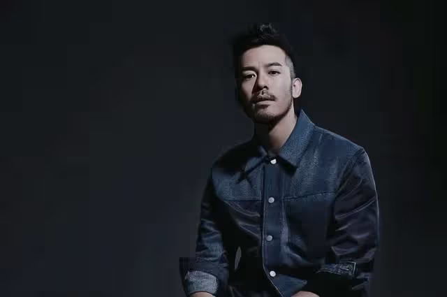 恭喜!香港知名男星與漂亮女友好事將近,高調曬海邊合照配一臉
