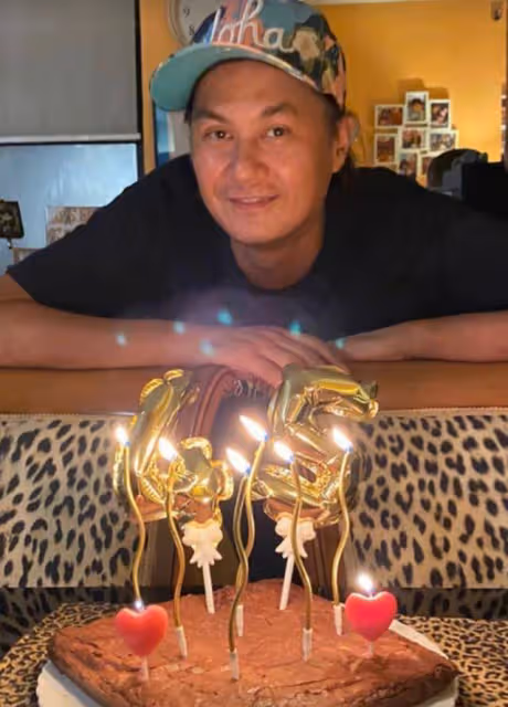 許冠傑為小兒子慶生,45歲許懷欣抗病成功精神足,三代同堂太溫馨