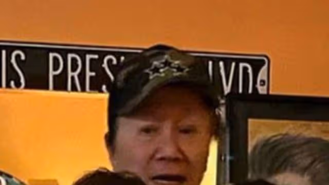 許冠傑為小兒子慶生，45歲許懷欣抗病成功精神足，三代同堂太溫馨