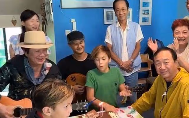 許冠傑為小兒子慶生，45歲許懷欣抗病成功精神足，三代同堂太溫馨