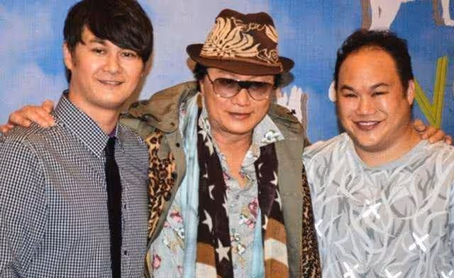 許冠傑為小兒子慶生，45歲許懷欣抗病成功精神足，三代同堂太溫馨