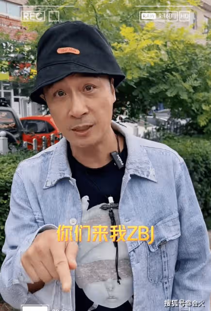 61歲吳鎮宇獨自坐公交無人識 身形消瘦打扮潮流