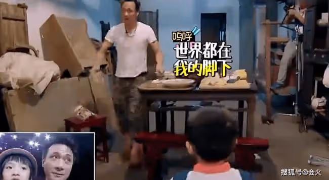 61歲吳鎮宇獨自坐公交無人識 身形消瘦打扮潮流