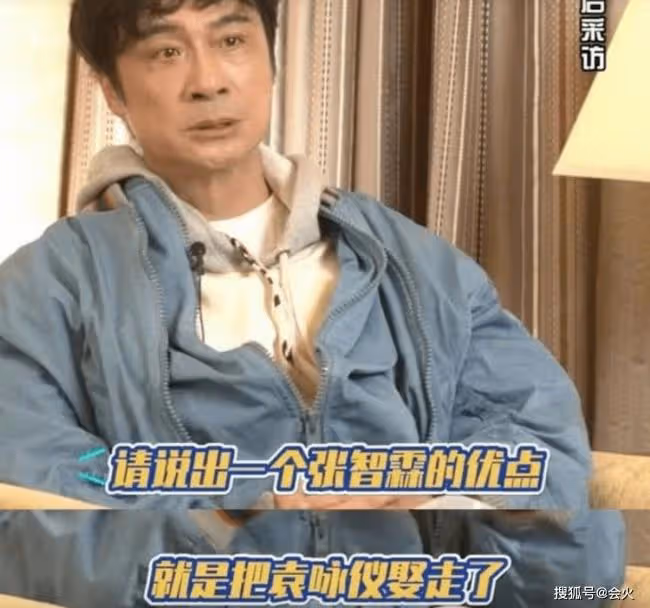 61歲吳鎮宇獨自坐公交無人識 身形消瘦打扮潮流