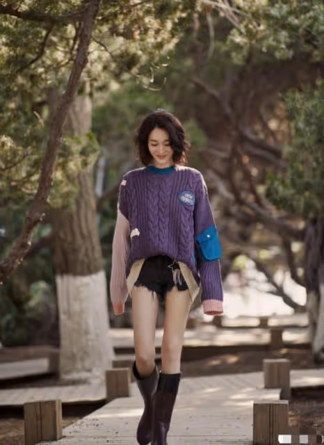 46歲李小冉曬性感美照 穿超短褲秀白嫩長腿
