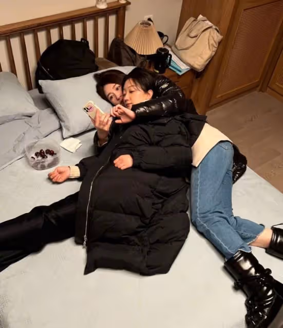 46歲李小冉曬性感美照 穿超短褲秀白嫩長腿