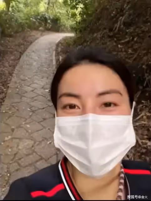「闊太」郭晶晶曬爬山照 一臉汗水皮膚通紅