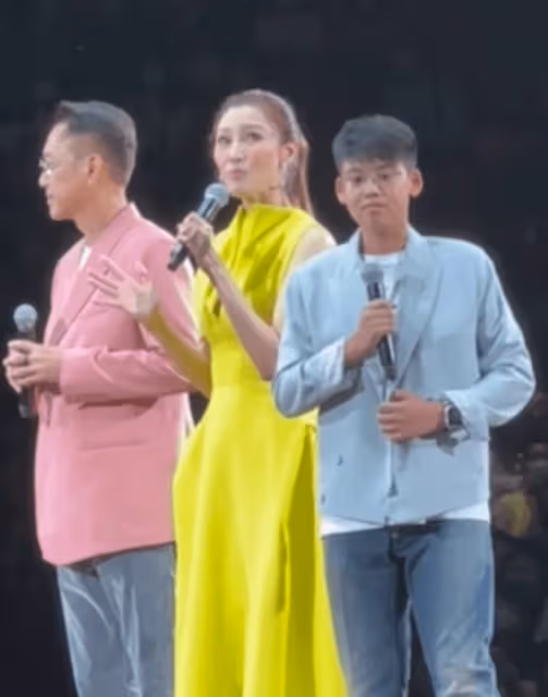 52歲李嘉欣現身模樣大變 與老公兒子同台唱歌