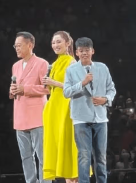 52歲李嘉欣現身模樣大變 與老公兒子同台唱歌